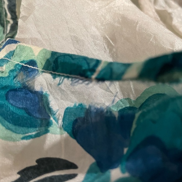 Elegant Floral V-Neck Blouse - White and Blue - Picture 4 of 6